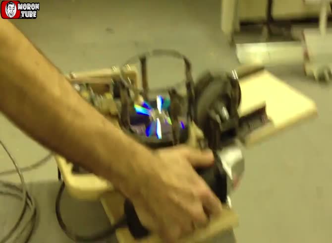Video :He creates a device that can quickly launch CDs